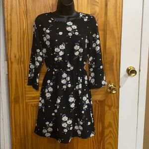H&M black blue flowered stretched waist dress